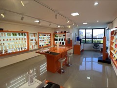 Interior da loja iHelpU Zona Norte, em Porto Alegre